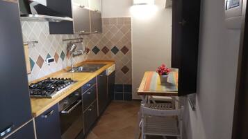 Geladeira, fogão, cooktop, lava-louças