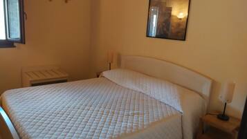 2 bedrooms, internet, bed sheets