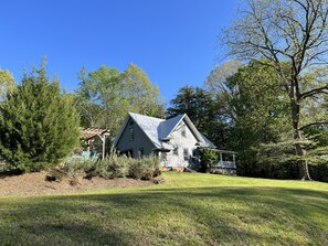 Exterior - Historic charm in downtown Tryon; 18 Minutes from Tryon Intl Equestrian Center (Tryon)