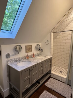 Combined shower/tub, hair dryer, towels, shampoo - Historic charm in downtown Tryon; 18 Minutes from Tryon Intl Equestrian Center (Tryon)