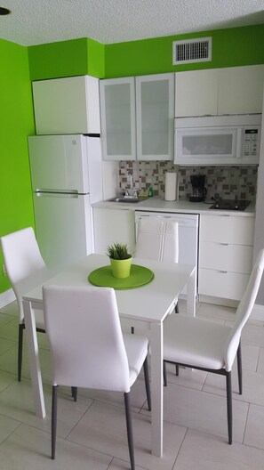 Kühlschrank, Mikrowelle, Herdplatte, Geschirrspüler