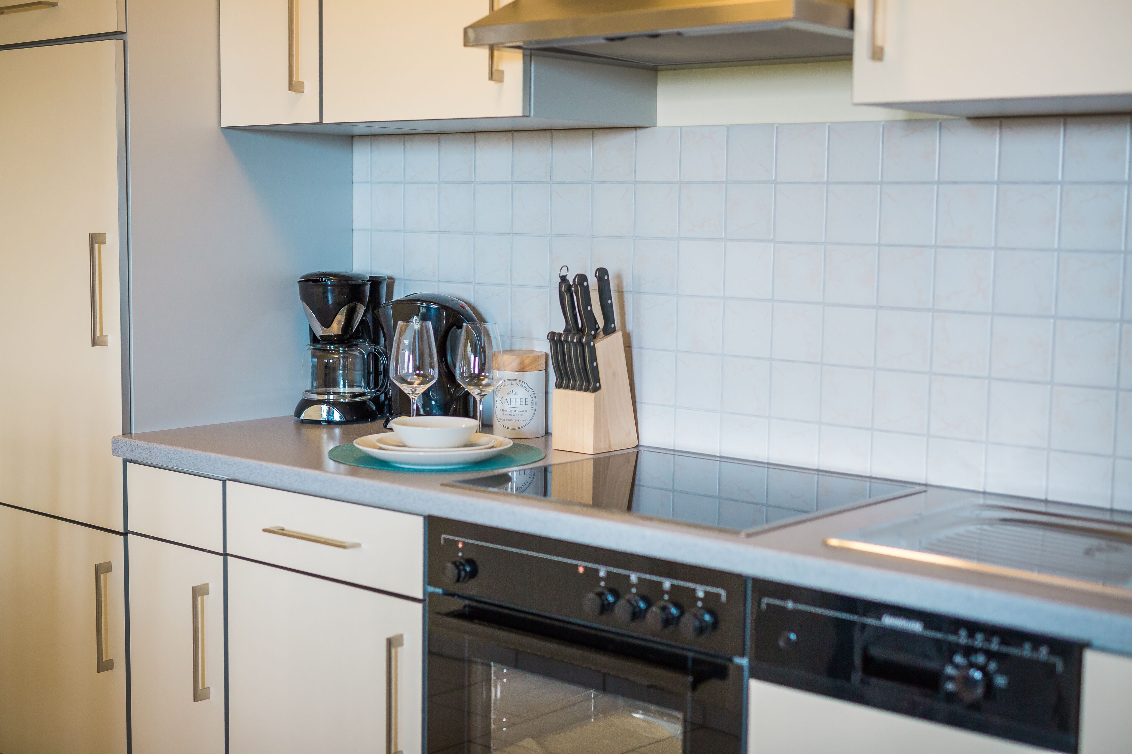 Jääkaappi, uuni, liesi, astianpesukone