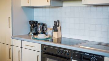 Jääkaappi, uuni, liesi, astianpesukone