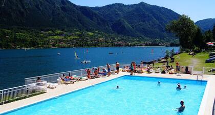 Directly on the lake with terrace for seven people