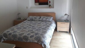 A bedroom with a bed, two bedside tables, a nightstand, a wall-mounted painting, and a window. - Elegante Apto en Polanco c-Terraza (Mexico City)