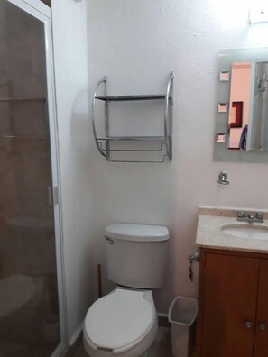 Ducha, toallas, jabón, shampoo