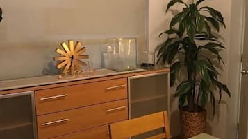 Leilighet – basic | Oppholdsrom | En 34-tommers smart-TV med kabel-kanaler samt TV