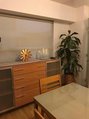 Basic Apartment | Living room | 34-inch Smart TV with cable channels, TV - Elegante Apto en Polanco c-Terraza (Mexico City)