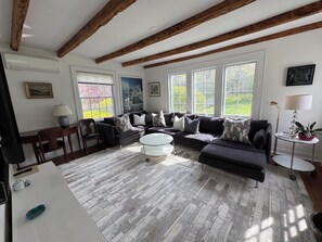 Smart TV, ping pong, stereo