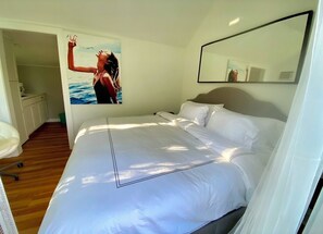 5 bedrooms, in-room safe, desk, free WiFi