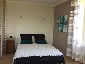 Ferros/tábuas de passar roupa, berço de viagem, Wi-Fi de cortesia