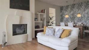 Smart TV, chimenea y estéreo 