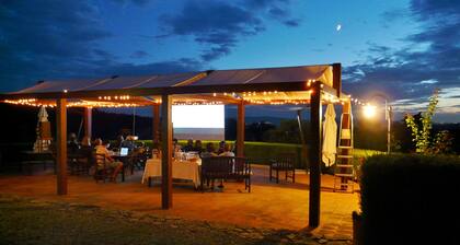Amazing views in peaceful country setting close to many attractions