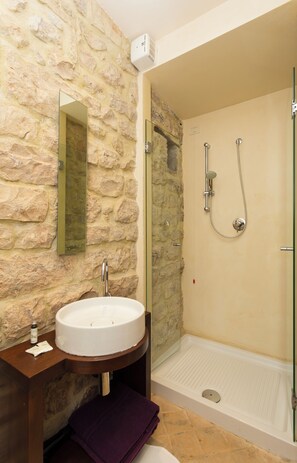Een douche, een haardroger, een bidet, handdoeken