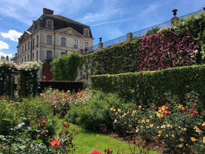 Loire Valley 18C 3-star  apartment in Centre with today’s comfort and garden