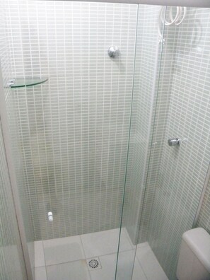 シャワー、タオル、トイレットペーパー