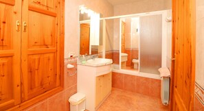 Combined shower/tub, hair dryer, bidet, towels