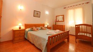 3 bedrooms, iron/ironing board, free WiFi, bed sheets