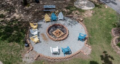 6 Bed/4 Bath Lake House with Access to Pool, Boat Slips and Boat Rental