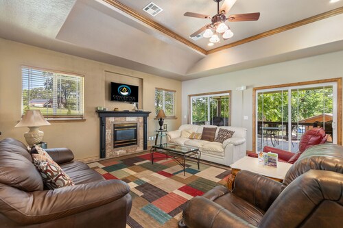 6 Bed/4 Bath Lake House with Access to Pool, Boat Slips and Boat Rental