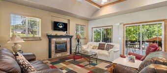 6 Bed/4 Bath Lake House with Access to Pool, Boat Slips and Boat Rental