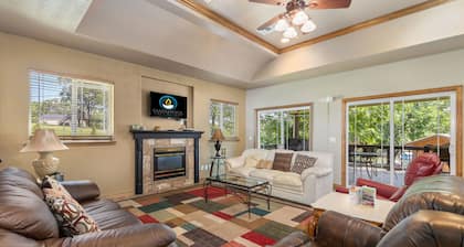 6 Bed / 4 Bath Lake House pääsy uima-altaalle, veneluiskat ja venevuokraus