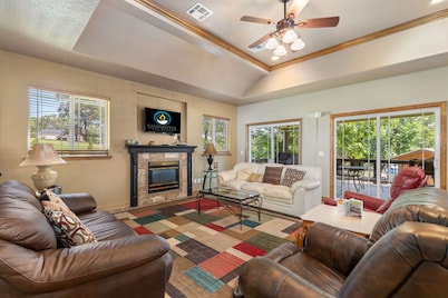 6 Bed/4 Bath Lake House with Access to Pool, Boat Slips and Boat Rental