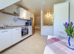 Kühlschrank, Mikrowelle, Herdplatte, Wasserkocher mit Kaffee-/Teezubehör