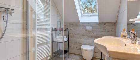 Dusche, Haartrockner, Handtücher