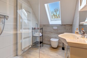 Shower, hair dryer, towels