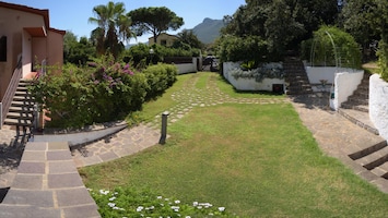 Giardino con prato ed ingresso della casa + vista del monte circeo sullo sfondo