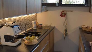 Køleskab, mikrobølgeovn, ovn, kogeplade