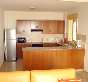 Kühlschrank, Mikrowelle, Herdplatte, Toaster