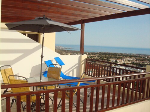 Beautiful 2 Bedroom 4th Floor Apartment In Peyia. Communal pool - Free WiFi