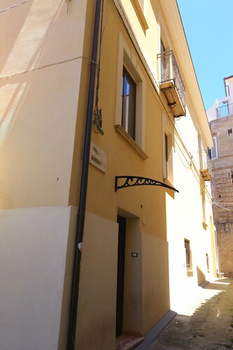 APPARTEMENT RENOVE DANS LE CENTRE HISTORIQUE COMPLET DE PIZZO