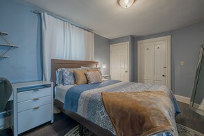 2 chambres, bureau, fer et planche à repasser, lit de bébé portatif