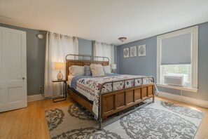 2 bedrooms, desk, iron/ironing board, travel cot - Newly Renovated, Classy, and Elegant! (Portland)