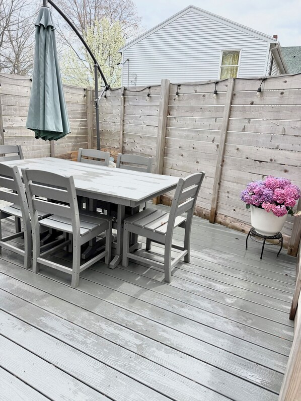 Outdoor dining - Newly Renovated, Classy, and Elegant! (Portland)