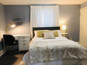 2 bedrooms, desk, iron/ironing board, travel cot - Newly Renovated, Classy, and Elegant! (Portland)