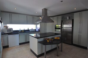 Frigorífic, microones, forn i placa de cuina 