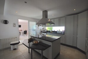 Frigorífic, microones, forn i placa de cuina 