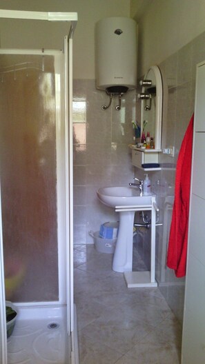 A bathroom with a toilet, sink, and shower. - House 2 rooms +Garden, barbecue, children max 11 years free, in Costa Verde.  (Fluminimaggiore)