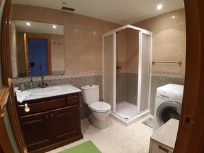 Serviettes fournies, savon, papier toilette