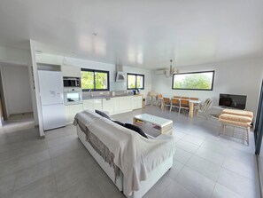 Télévision, lecteur de DVD, livres, vidéothèque