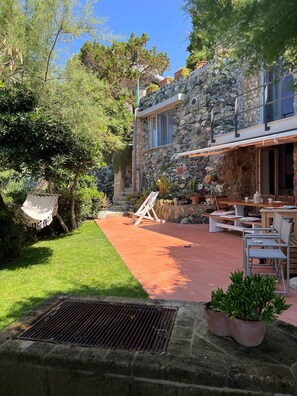 Outdoor dining - House by the sea with equipped terraces, direct access to the sea (Castiglioncello)