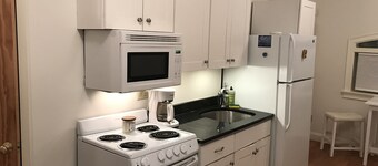 Cozy nest of a condo tiny home in Downtown Northampton-- walk to Smith College!