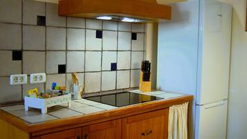 Een koelkast, een magnetron, een kookplaat