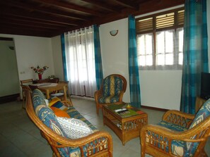Televisión, reproductor de DVD, futbolito y libros 