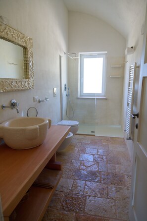Shower, hair dryer, bidet, towels - Villa Falgheri with pool - for 6 guests (Ostuni)