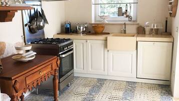 Fridge, stovetop, dishwasher, coffee/tea maker